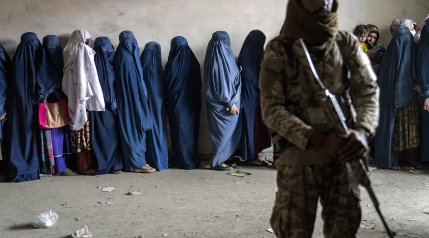 La ONU está preocupada por la detención de mujeres y niñas afganas por parte de los talibanes por violar el código de vestimenta.