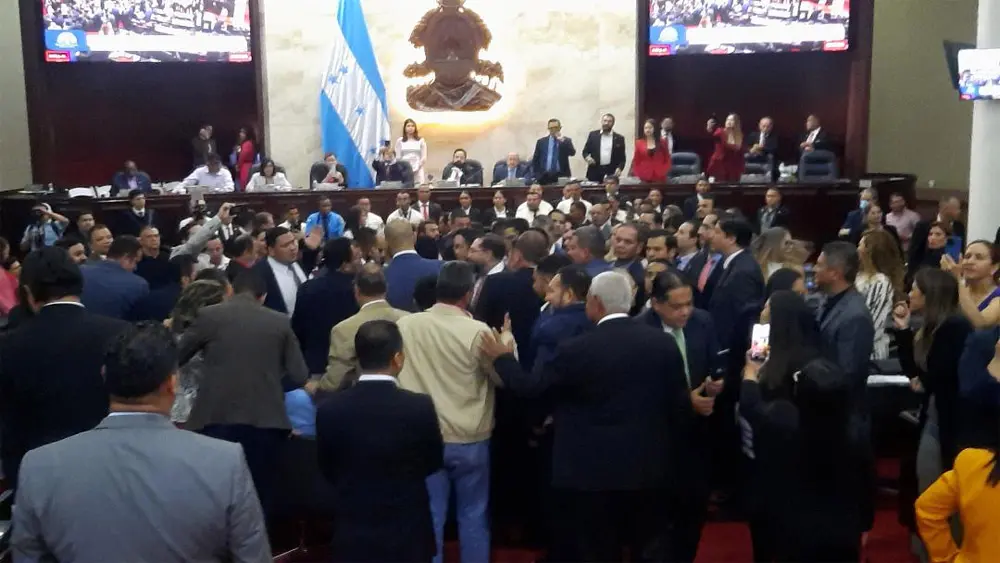 Caos en el Congreso: Sesión parlamentaria se torna en zafarrancho por interrupción de colectivos de Libre