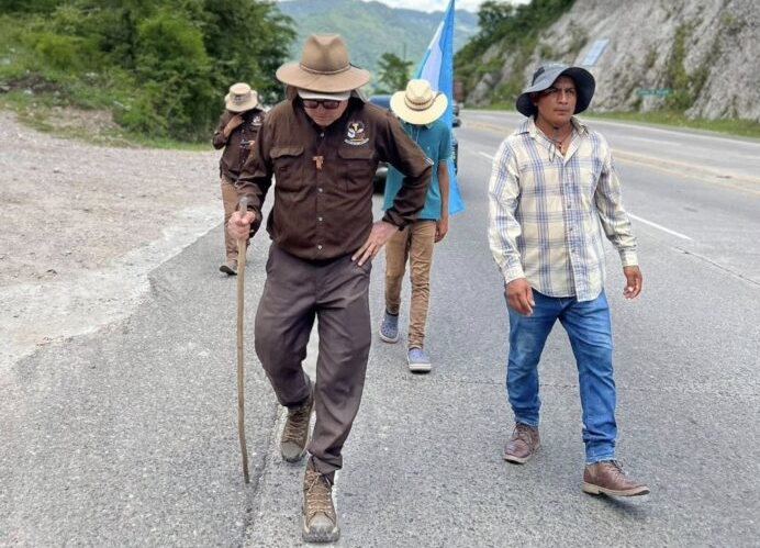 Padre Leopoldo Serrano llega al sexto día de la caminata con los pies llagados