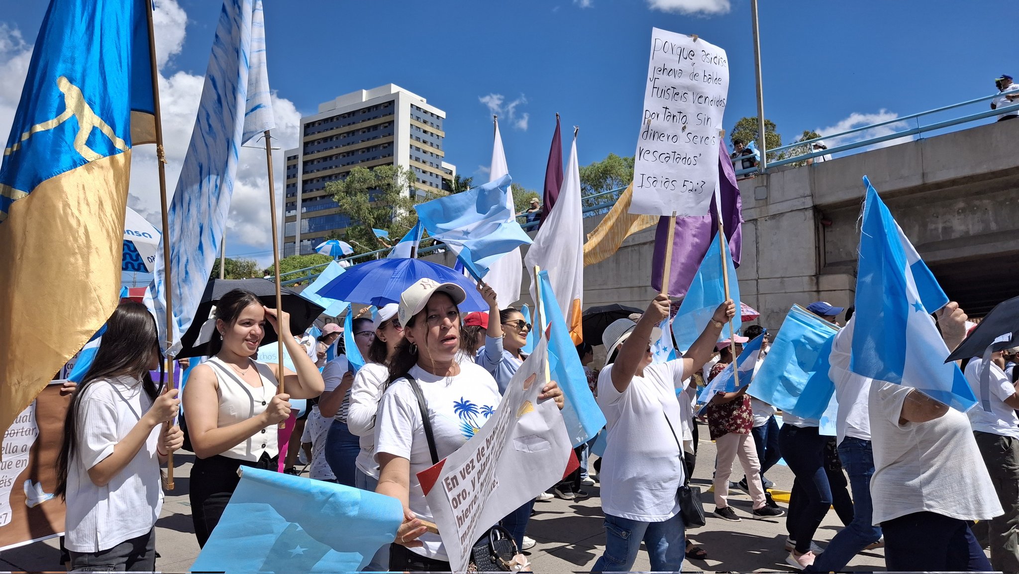 Iglesias hondureñas lideran masiva caminata por la democracia Iglesias hondureñas lideran masiva caminata por la democracia