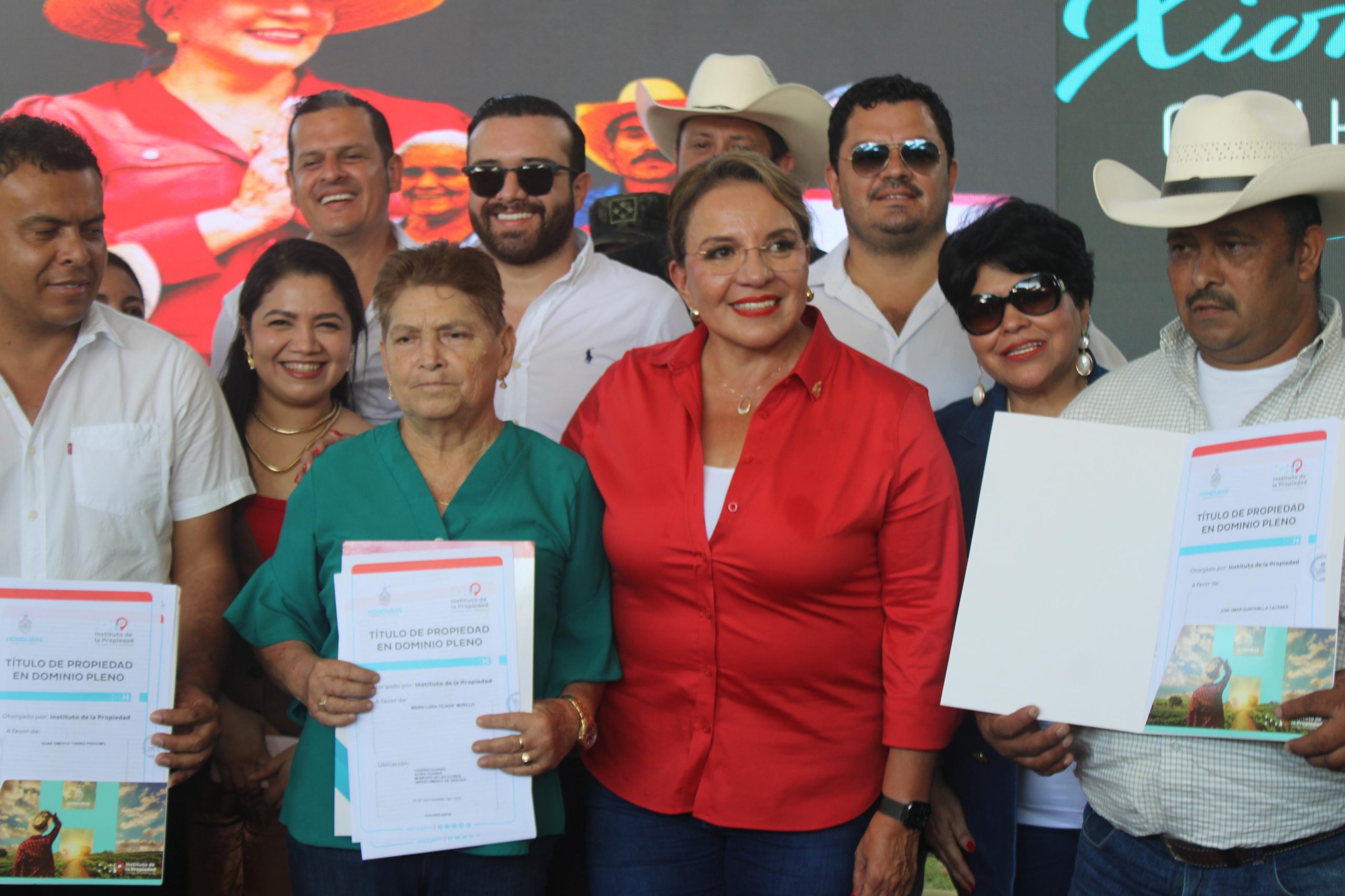 Gobierno pone fin a 150 años de espera y entrega títulos de propiedad en Las Flores y Lepaera, Lempira