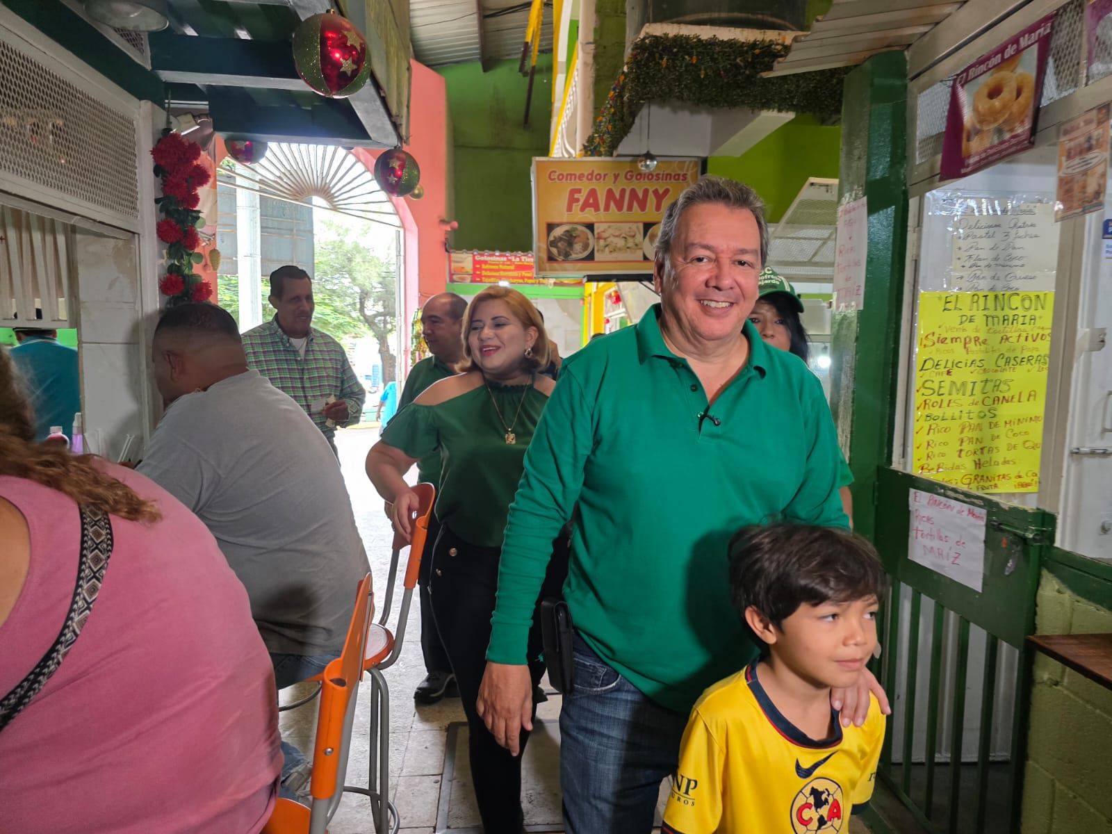 “Soy lo nuevo”: Chano Rivera y su hijo conquistan el corazón de comerciantes en Tegucigalpa