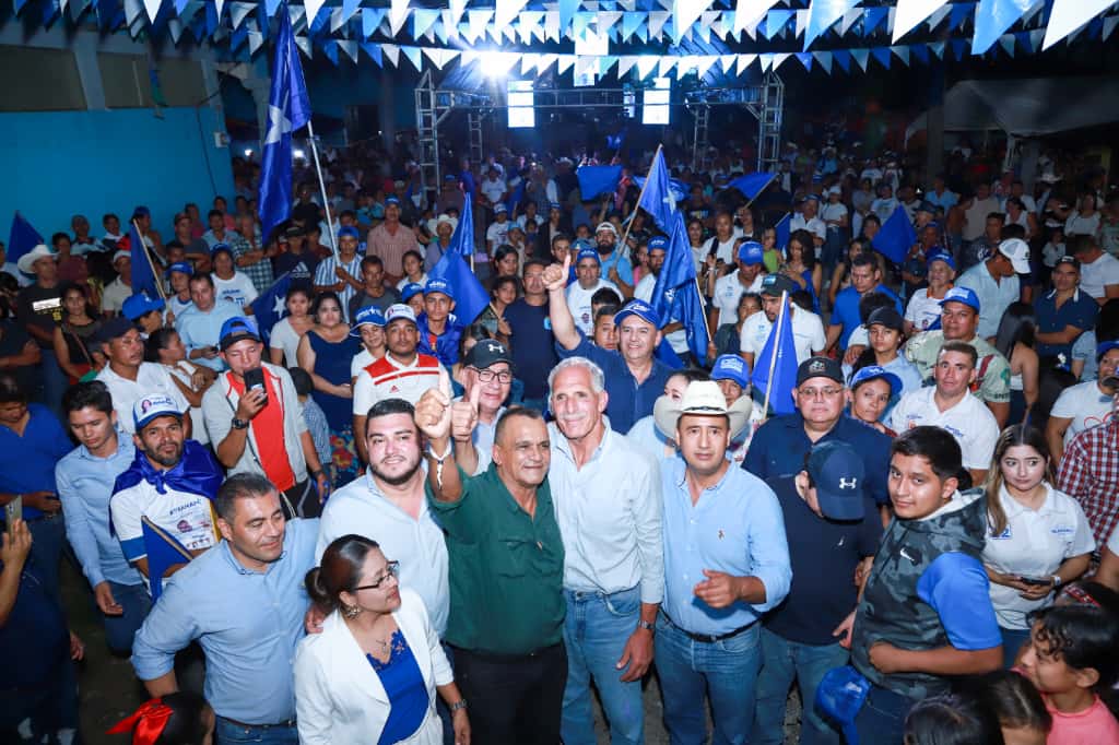 Papi a la Orden concluye su primer día gira en Lempira con el respaldo masivo de Las Flores y Talgua