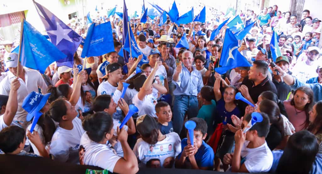 Papi a la Orden inicia gira por Copán con el compromiso de pavimentar la carretera hacia San Agustín