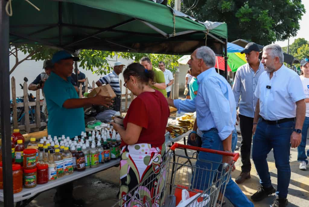 Papi a la Orden y Junior Burbara recorren la Feria del Agricultor del Barrio Cabañas en San Pedro Sula