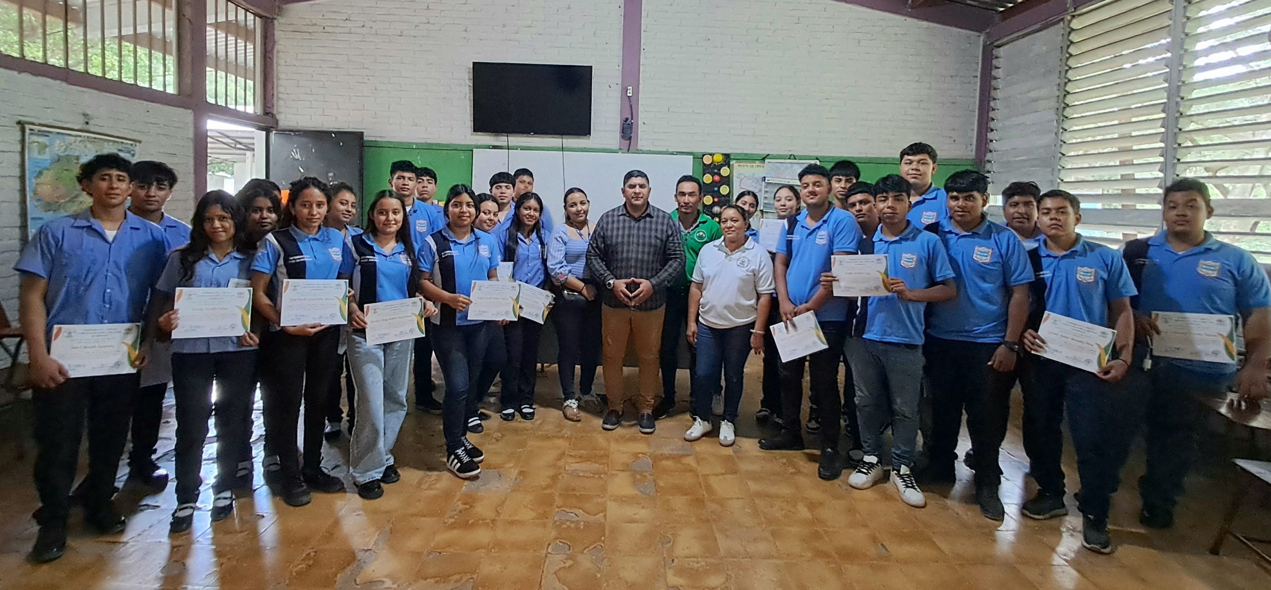 Cooperativismo y Tecnología: COMISAL y FIVEHN Capacitan a Jóvenes Líderes en Uso de Inteligencia Artificial