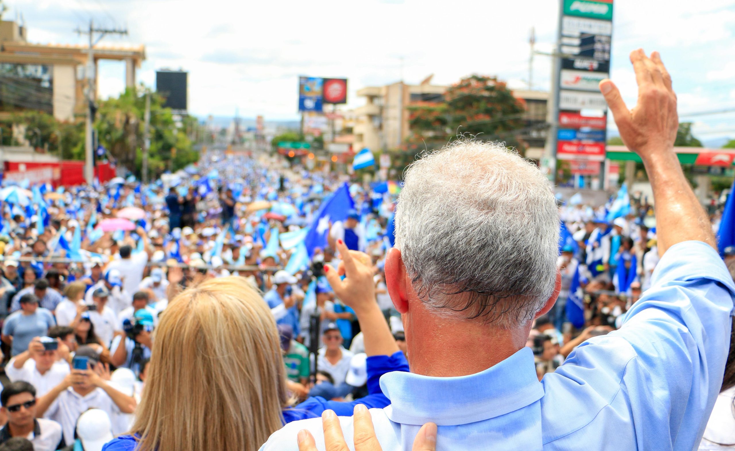En una marcha de más de 60 mil hondureños, Papi a la Orden prometió: *»Honduras vamos a estar bien» En una marcha de más de 60 mil hondureños, Papi a la Orden prometió: *»Honduras vamos a estar bien»