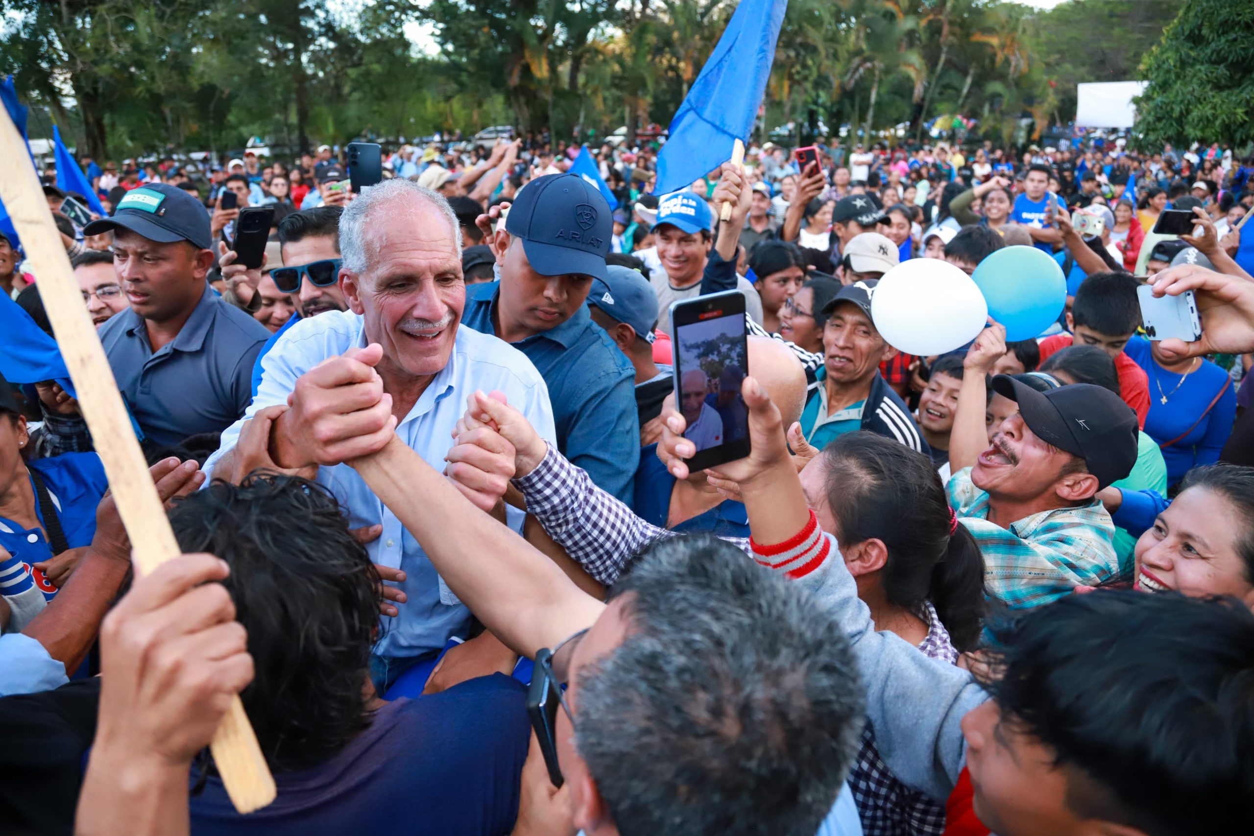 Miles de hondureños reciben con entusiasmo a Papi a la Orden en Marcala, La Paz
