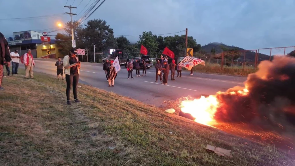 Colectivos de Libre toman la CA-5 y bloquean acceso clave al Aeropuerto de Palmerola Colectivos de Libre toman la CA-5 y bloquean acceso clave al Aeropuerto de Palmerola
