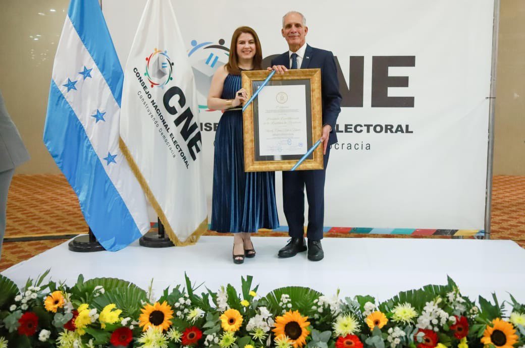 El CNE oficializa la victoria de Nasry Asfura con la entrega de su credencial presidencial