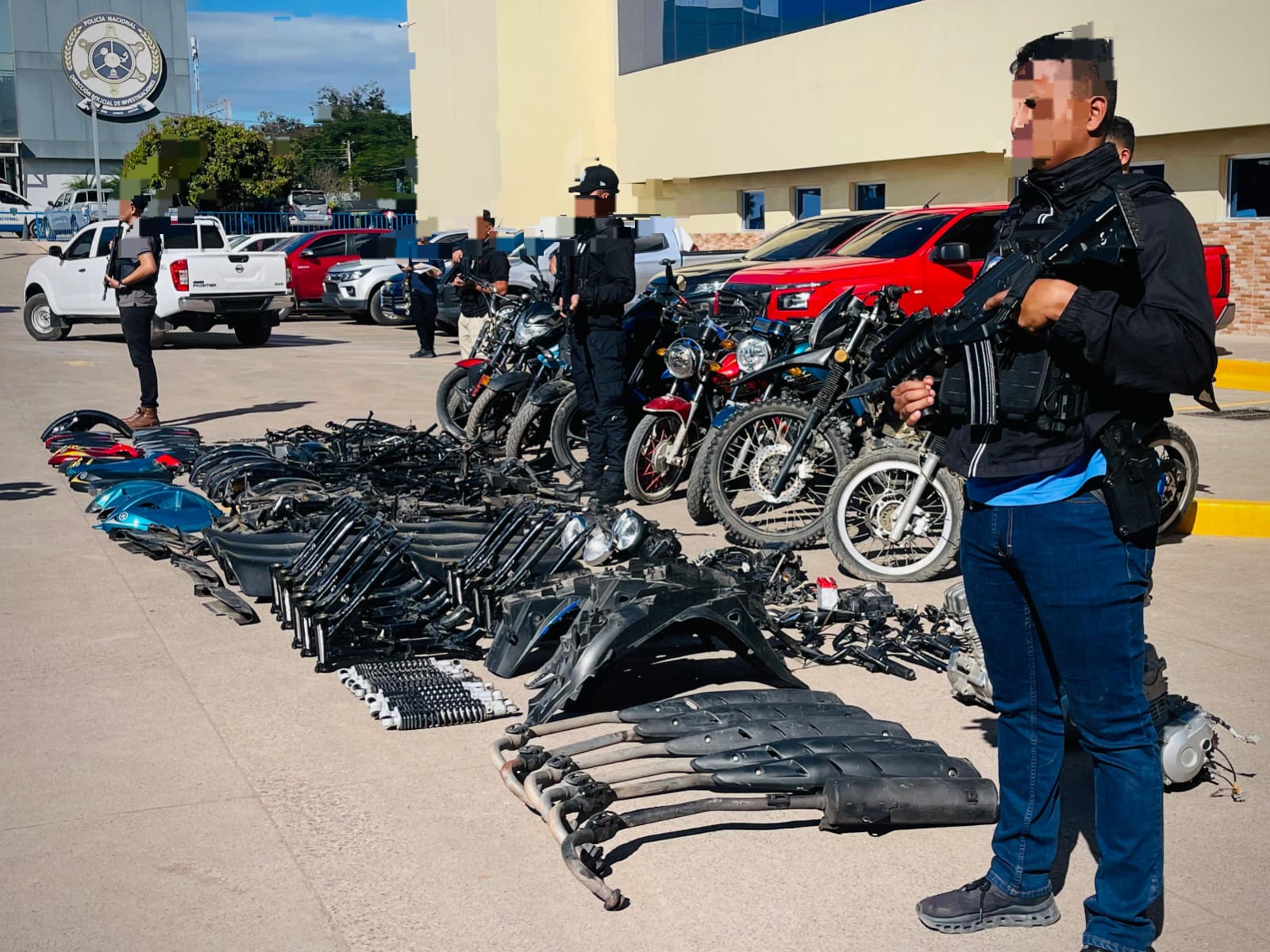 En colonia La Era, DPI desmantela taller clandestino y recupera 20 motocicletas con reporte de robo en Tegucigalpa En colonia La Era, DPI desmantela taller clandestino y recupera 20 motocicletas con reporte de robo en Tegucigalpa