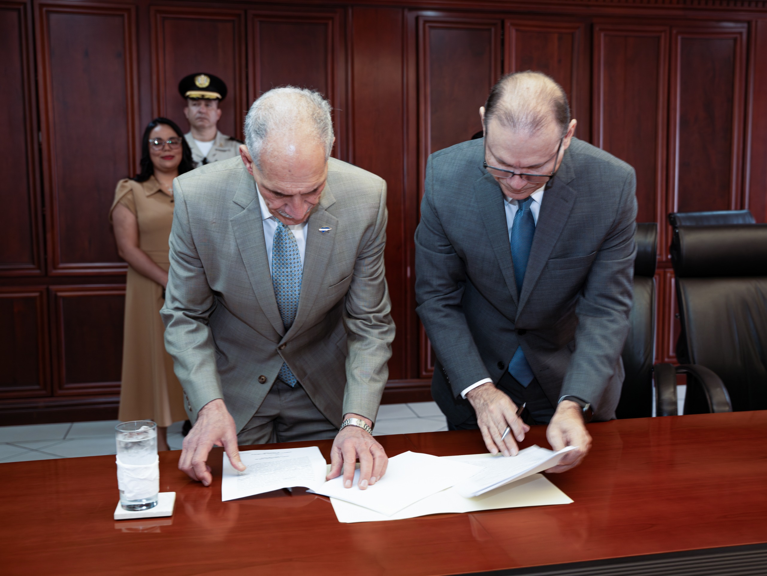 Presidente Asfura firma  fideicomiso para garantizar medicamentos, servicios médicos y atención especializada