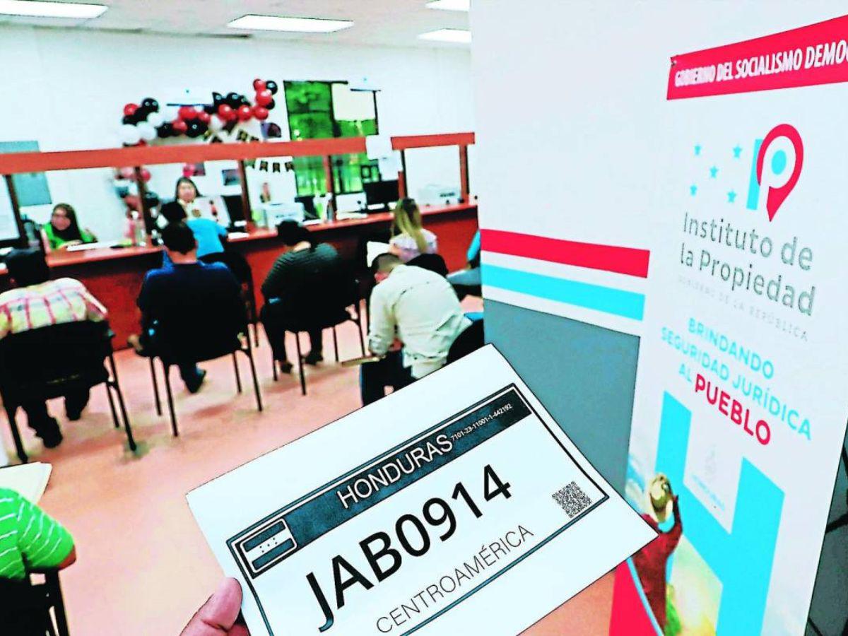 No más placas de papel: Gobierno del presidente Asfura pondrá en marcha placas inteligentes y moderniza sistema de seguridad vehicular