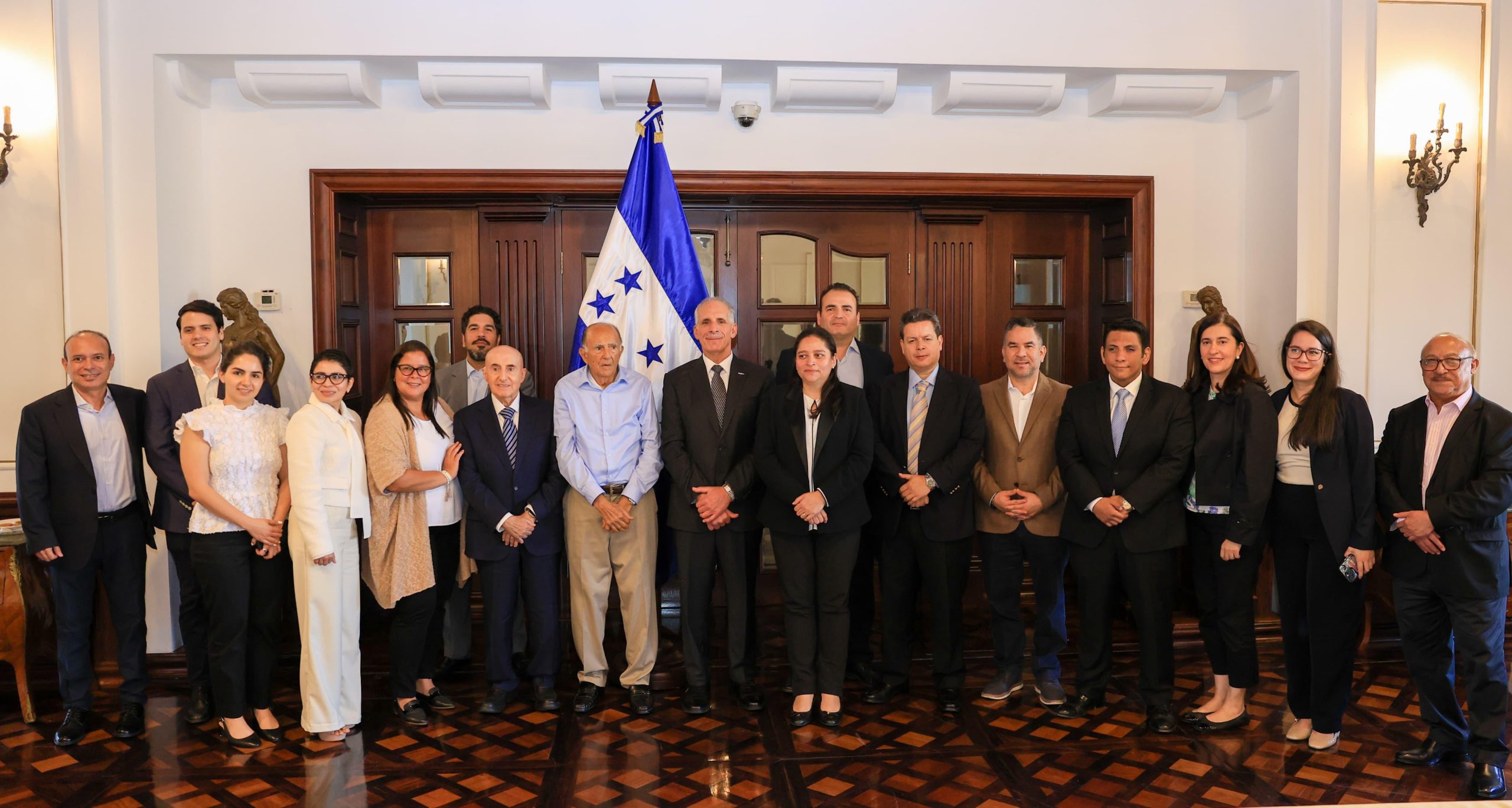 Presidente Asfura se reúne con productores farmacéuticos para buscar facilitar a hondureños el acceso a medicamentos