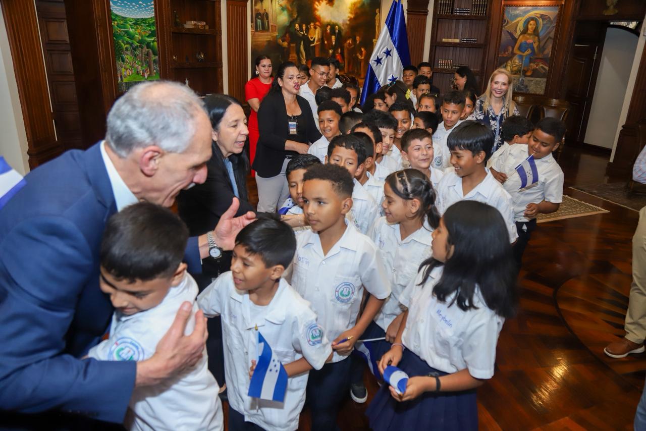 Estudiantes de escuela reconstruida por Shin Fujiyama visitan Casa Presidencial