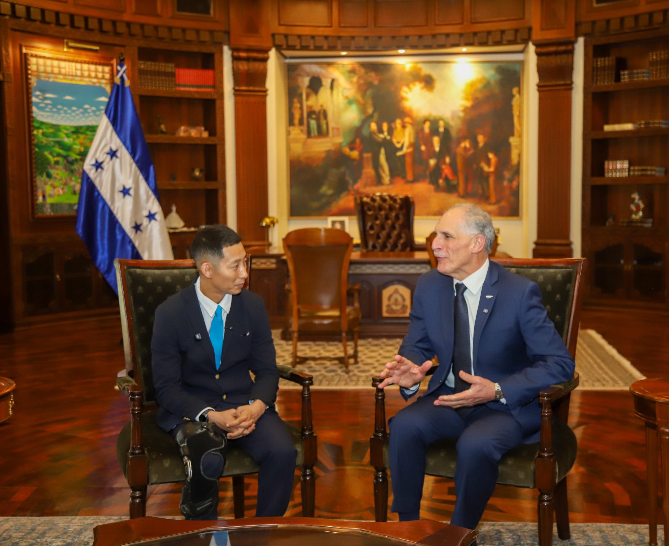 Presidente Asfura y Shin Fujiyama dialogan sobre alianzas para construir más escuelas en Honduras