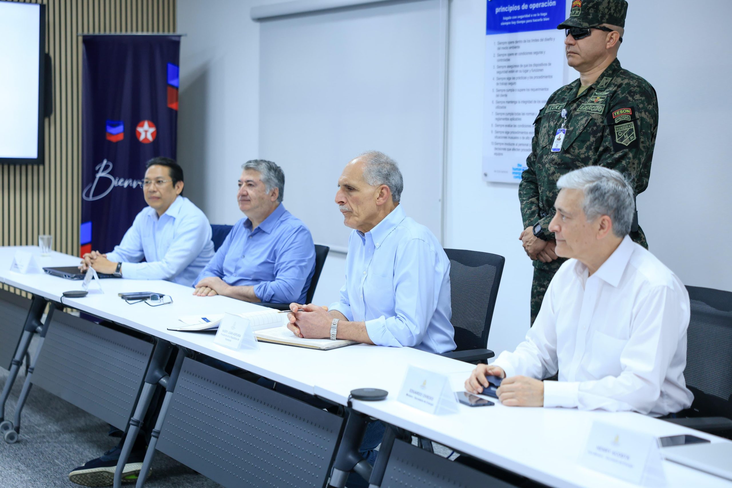 Presidente Asfura visita instalaciones de Chevron en Puerto Cortés