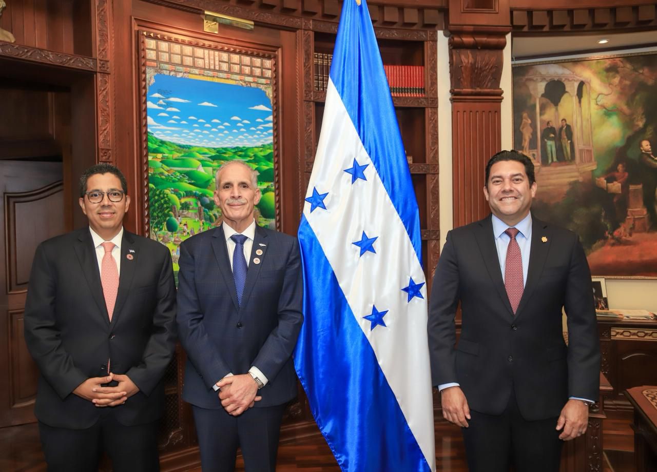 Alcalde Juan Diego Zelaya comparte con el presidente Nasry Asfura alcances de congreso sobre gestión de riesgos