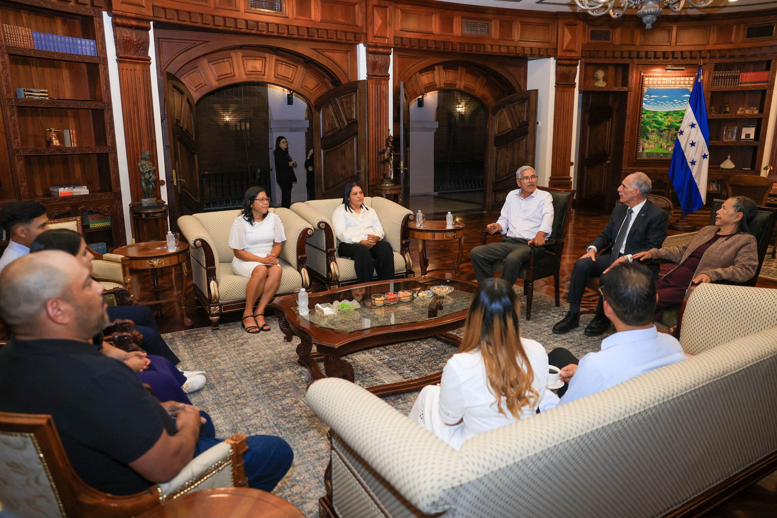 Presidente Asfura reconoce legado de Heriberto Hernández, ebanista que dejó su huella en Casa Presidencial