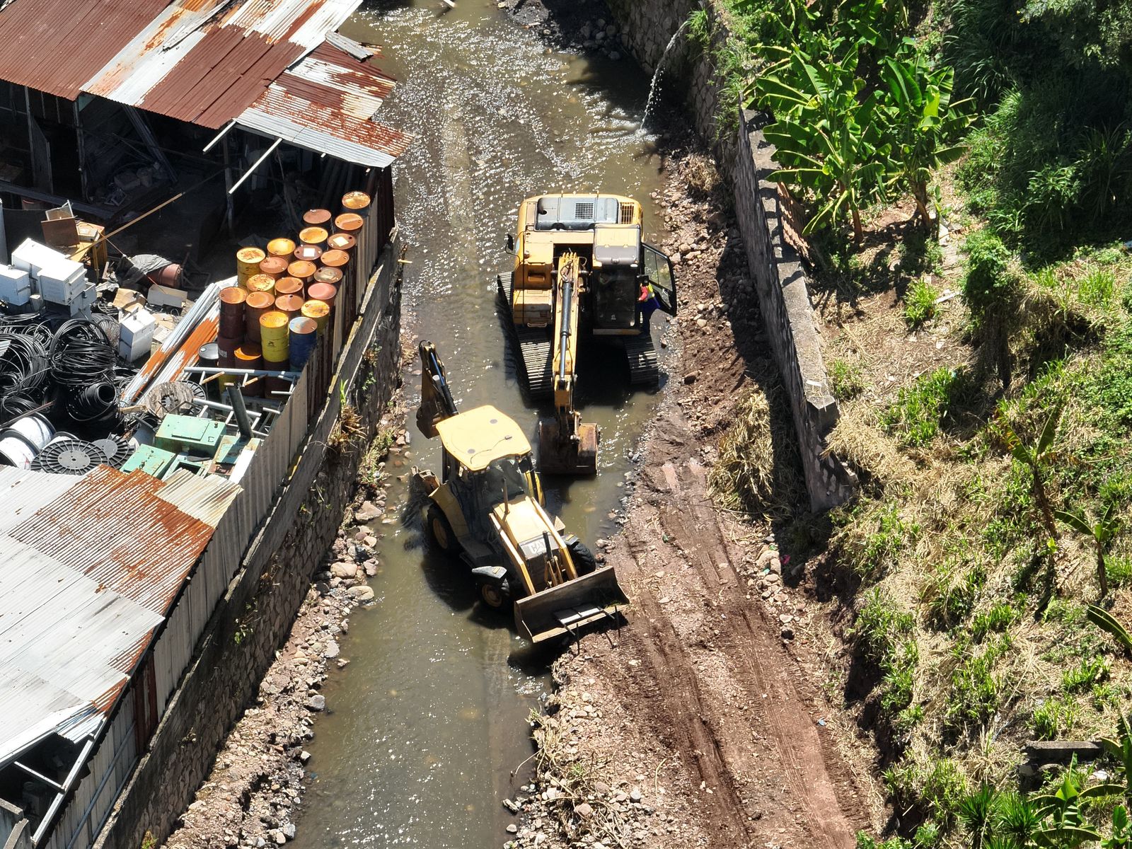 Seis quebradas de la capital son intervenidas simultáneamente con obras de dragado, limpieza y canalización para reducir inundaciones Seis quebradas de la capital son intervenidas simultáneamente con obras de dragado, limpieza y canalización para reducir inundaciones