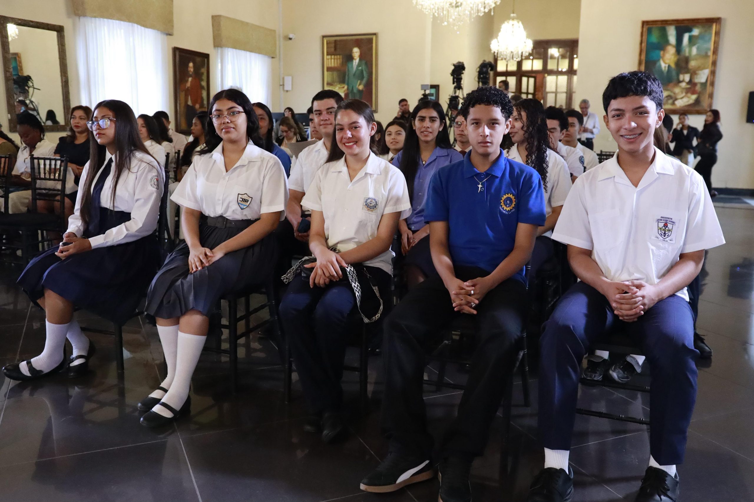 Gobierno del presidente Nasry Asfura premia la excelencia académica de jóvenes de los 18 departamentos en el Día del Estudiante Hondureño