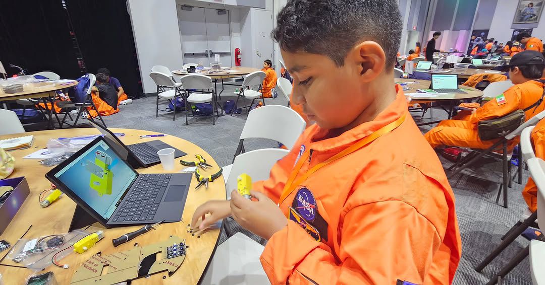 André Enoc regresa de la NASA con la misión de impulsar la ciencia entre los niños hondureños André Enoc regresa de la NASA con la misión de impulsar la ciencia entre los niños hondureños