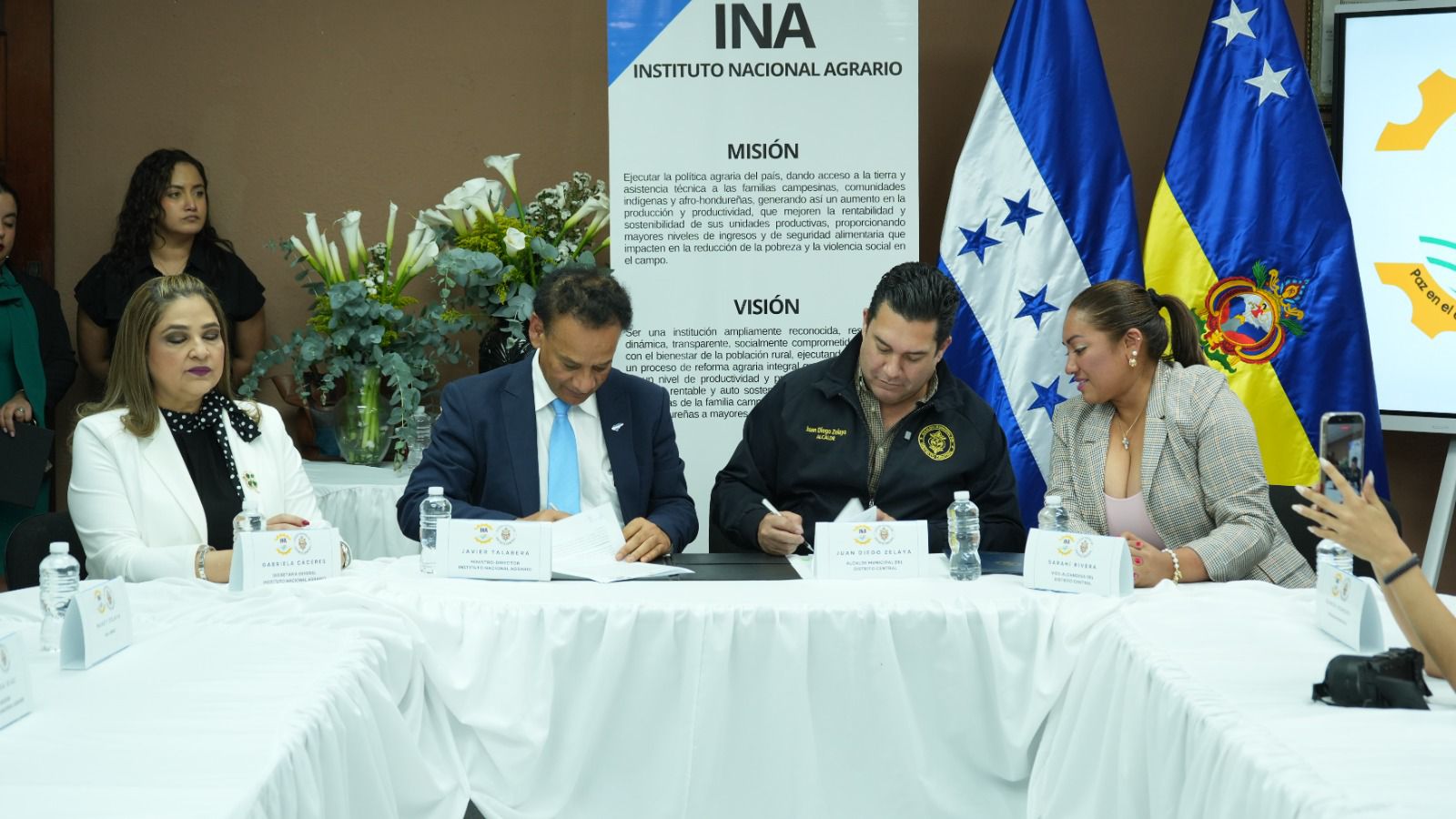 AMDC e INA firman convenio para impulsar titulación y regularización de tierras en aldeas y caseríos del Distrito Central AMDC e INA firman convenio para impulsar titulación y regularización de tierras en aldeas y caseríos del Distrito Central