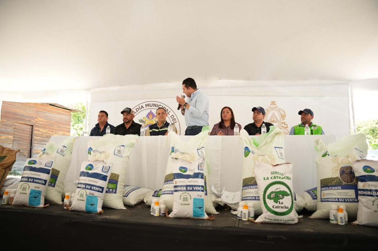 Gobierno entrega incentivos agrícolas a 240 productores de maíz y frijol en aldeas del Distrito Central Gobierno entrega incentivos agrícolas a 240 productores de maíz y frijol en aldeas del Distrito Central