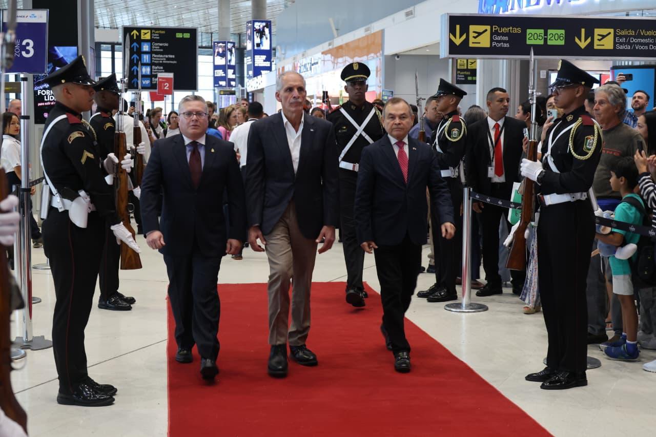 Presidente Nasry Asfura llega a Panamá para participar en la 56.º Asamblea General de la OEA Presidente Nasry Asfura llega a Panamá para participar en la 56.º Asamblea General de la OEA