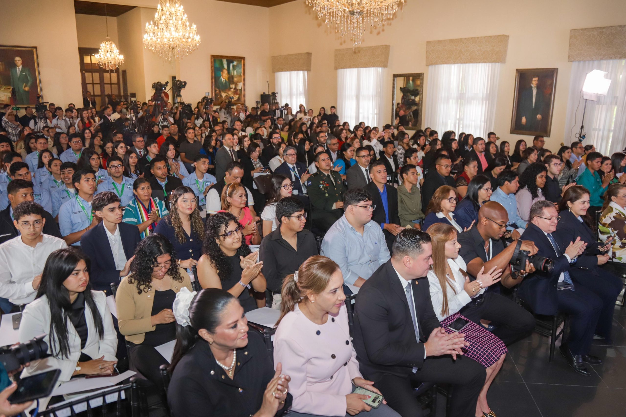 Gobierno del presidente Asfura lanza programa de becas para beneficiar a más de ocho mil jóvenes hondureños