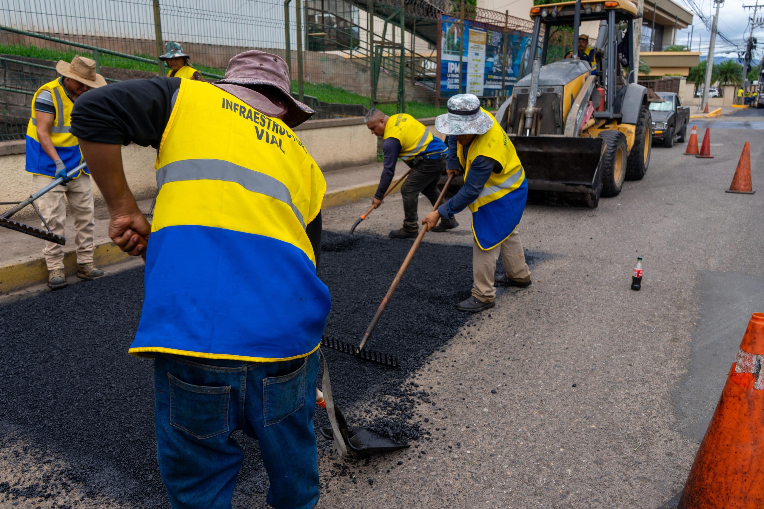 Alcaldía intensifica bacheo y rehabilitación vial en sectores estratégicos de la capital