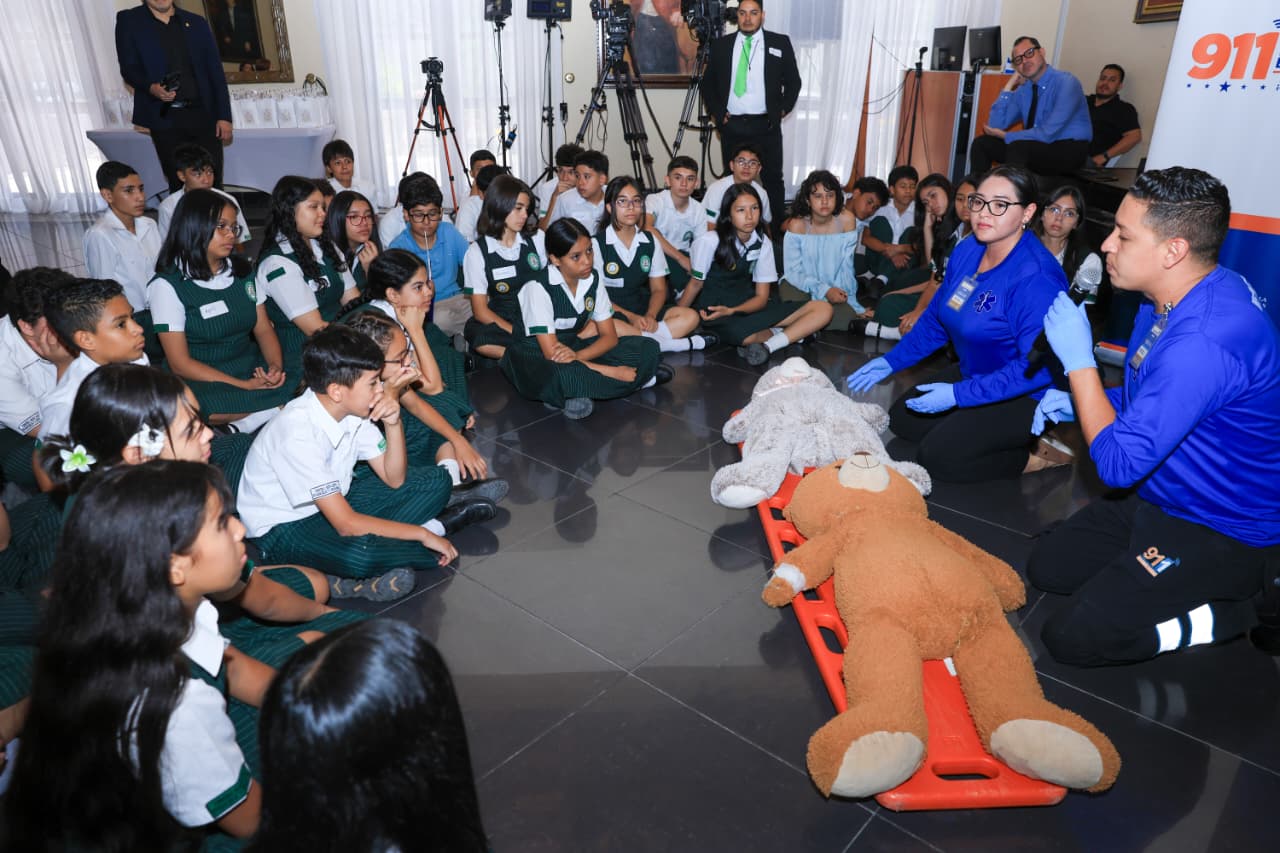 Casa Presidencial abre sus puertas para inspirar a los alumnos del Centro Educativo Hosanna Casa Presidencial abre sus puertas para inspirar a los alumnos del Centro Educativo Hosanna