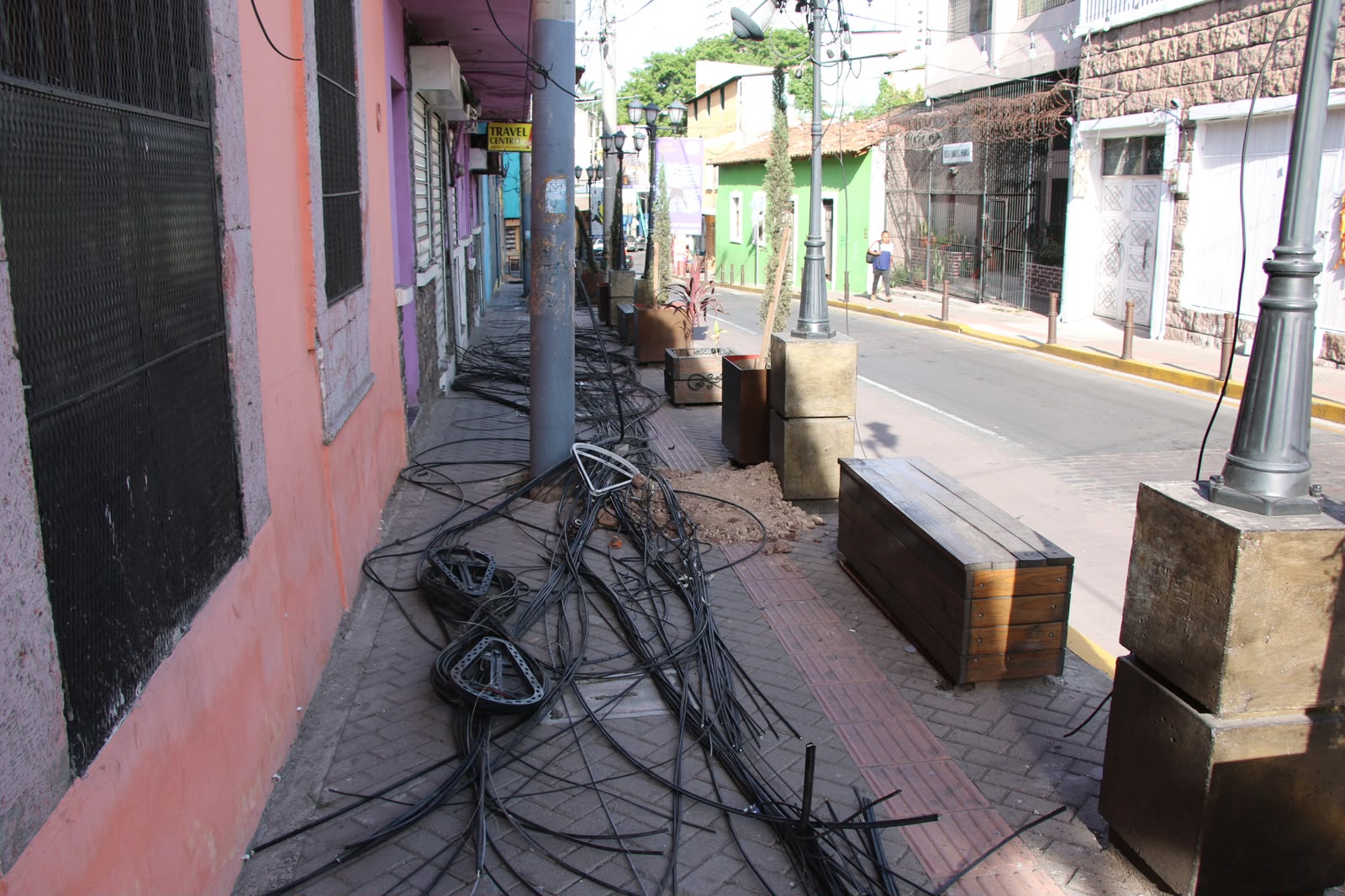 AMDC avanza en el ordenamiento del centro histórico con el retiro de postes y cableado obsoleto AMDC avanza en el ordenamiento del centro histórico con el retiro de postes y cableado obsoleto