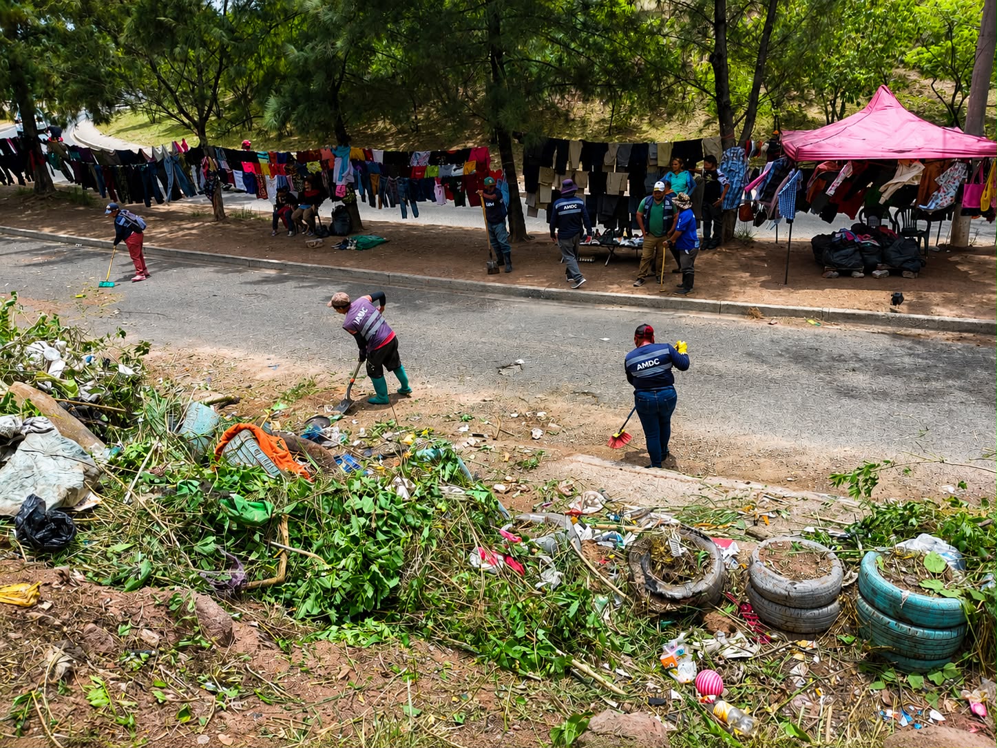 AMDC retira 57 toneladas de desechos sólidos durante megaoperativo de limpieza en la salida al oriente AMDC retira 57 toneladas de desechos sólidos durante megaoperativo de limpieza en la salida al oriente