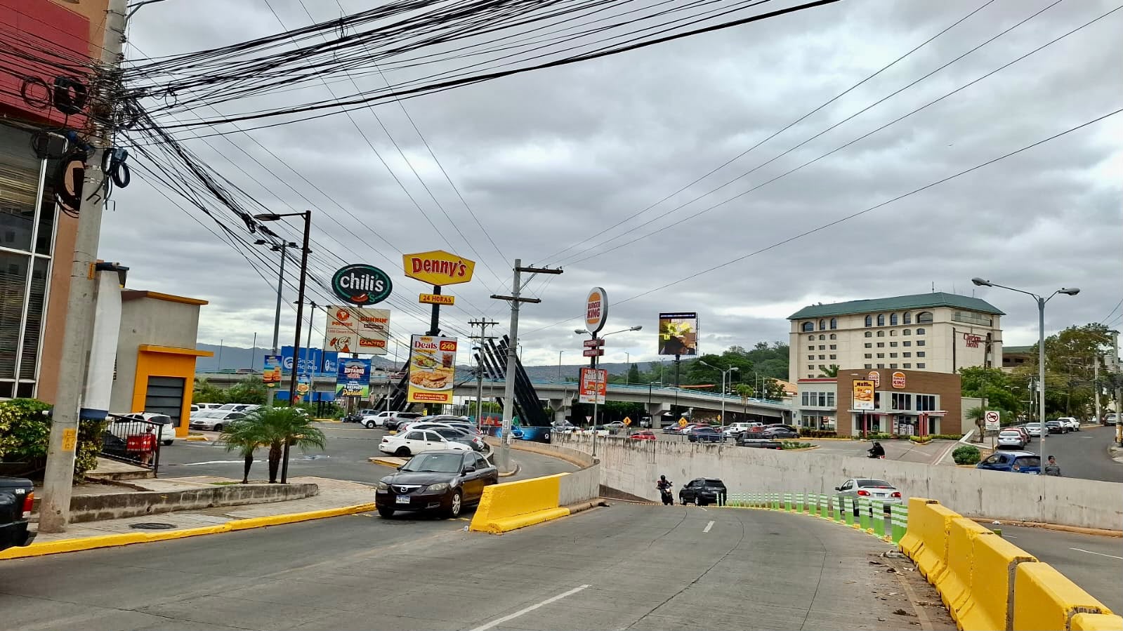 AMDC ejecuta obras de señalización vial en la Juan Pablo II