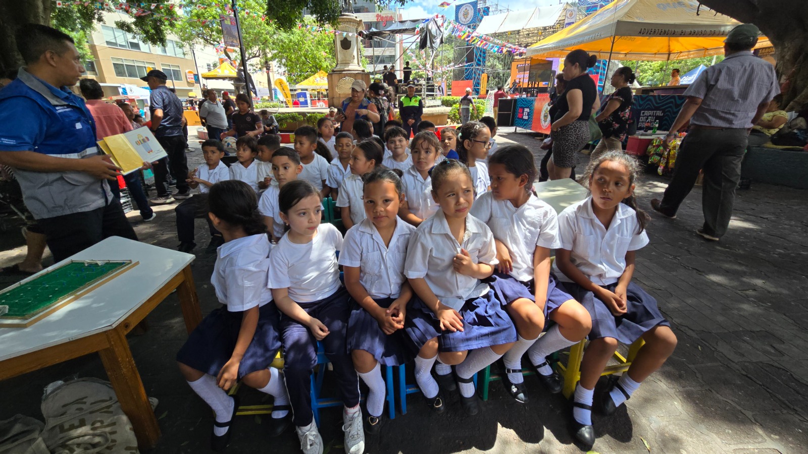Alrededor de 400 niños disfrutan de la Biblioteca Municipal Móvil durante el FanFest Capital de Tu Pasión