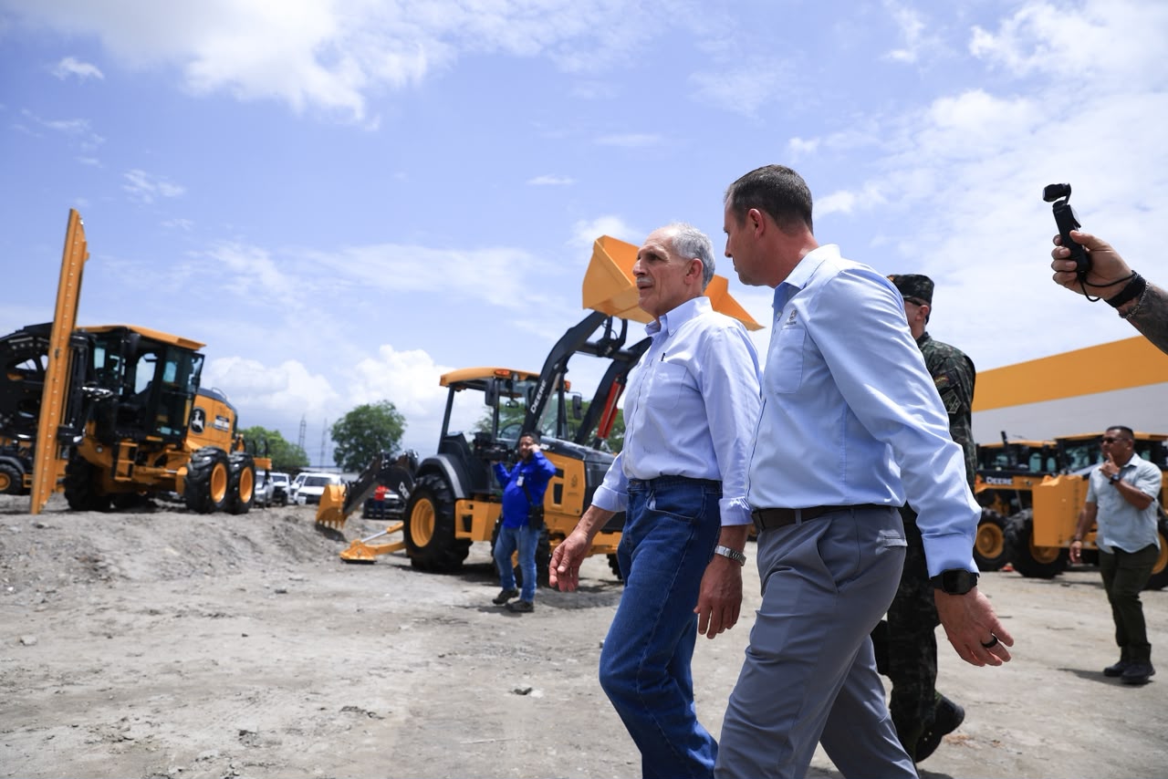 Presidente Asfura supervisa y se sube a la maquinaria que transformará los 298 municipios de Honduras Presidente Asfura supervisa y se sube a la maquinaria que transformará los 298 municipios de Honduras
