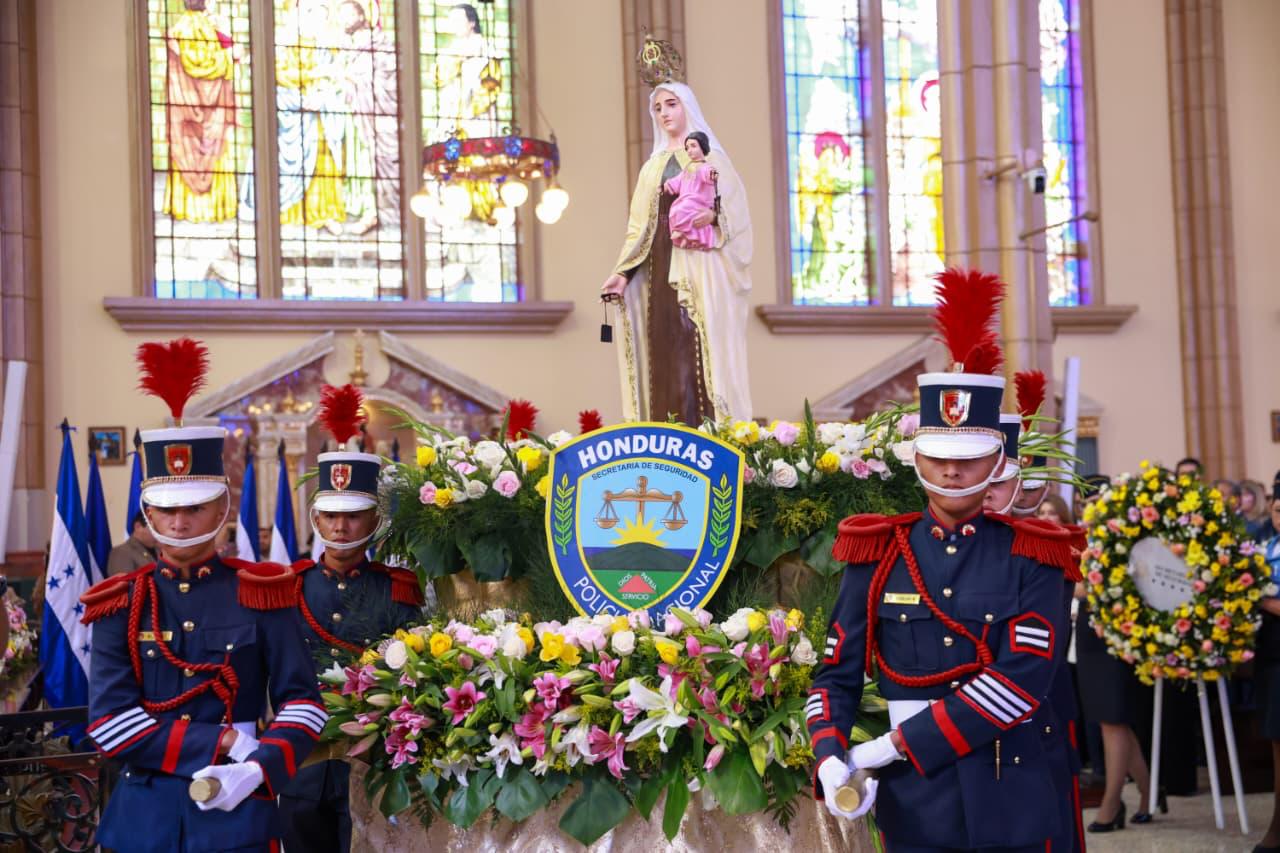Primera Dama de Honduras participa en la Santa Eucaristía en honor a la Virgen del Carmen, patrona de la Policía Nacional de Honduras Primera Dama de Honduras participa en la Santa Eucaristía en honor a la Virgen del Carmen, patrona de la Policía Nacional de Honduras