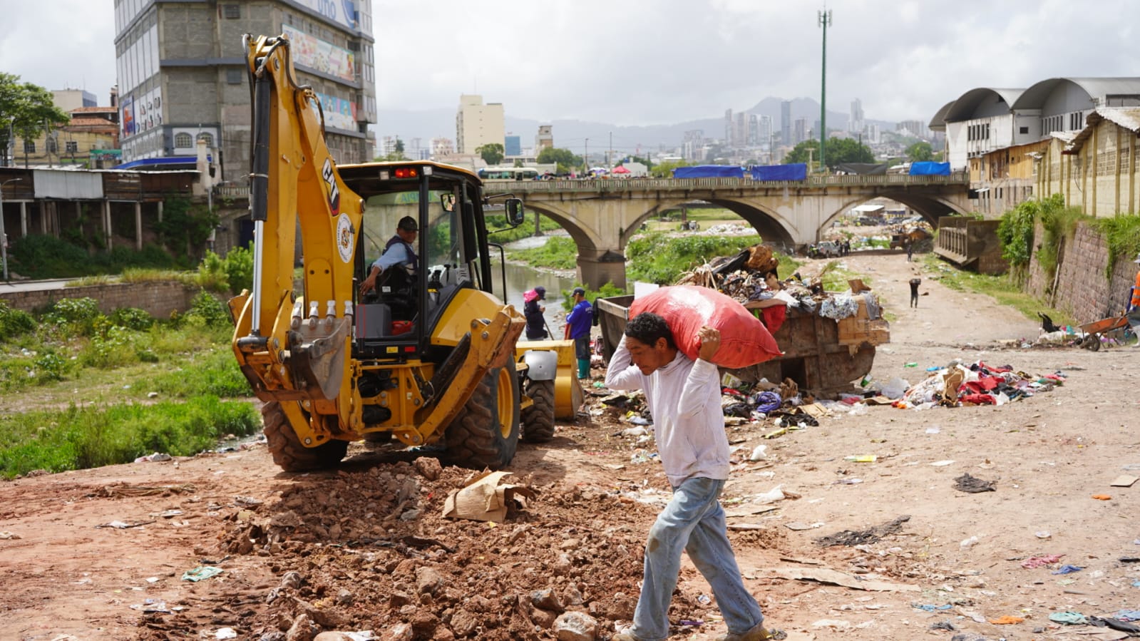AMDC retira 75 toneladas de desechos sólidos durante megaoperativo de limpieza en campo Motagua y bajos del puente Carías