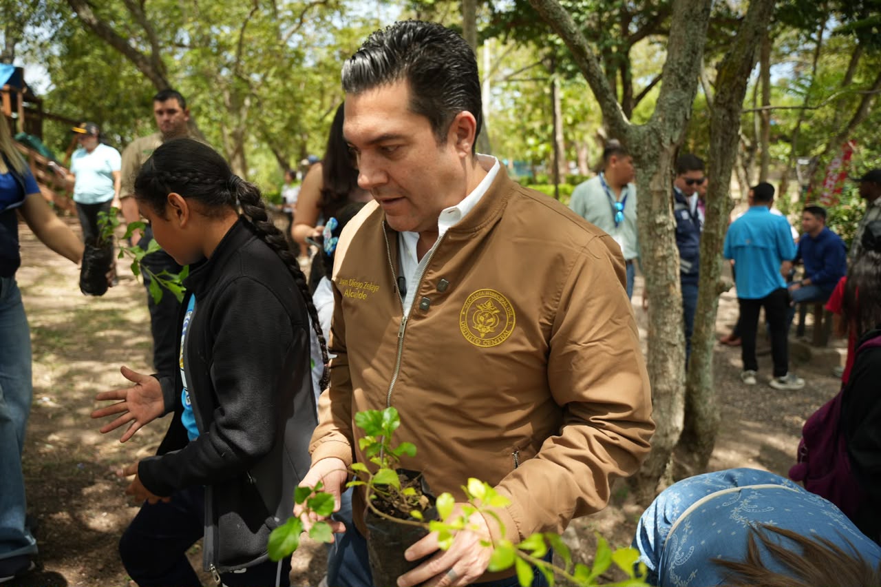 AMDC y estudiantes plantan 100 árboles para fortalecer las áreas verdes del cerro Juana Laínez AMDC y estudiantes plantan 100 árboles para fortalecer las áreas verdes del cerro Juana Laínez