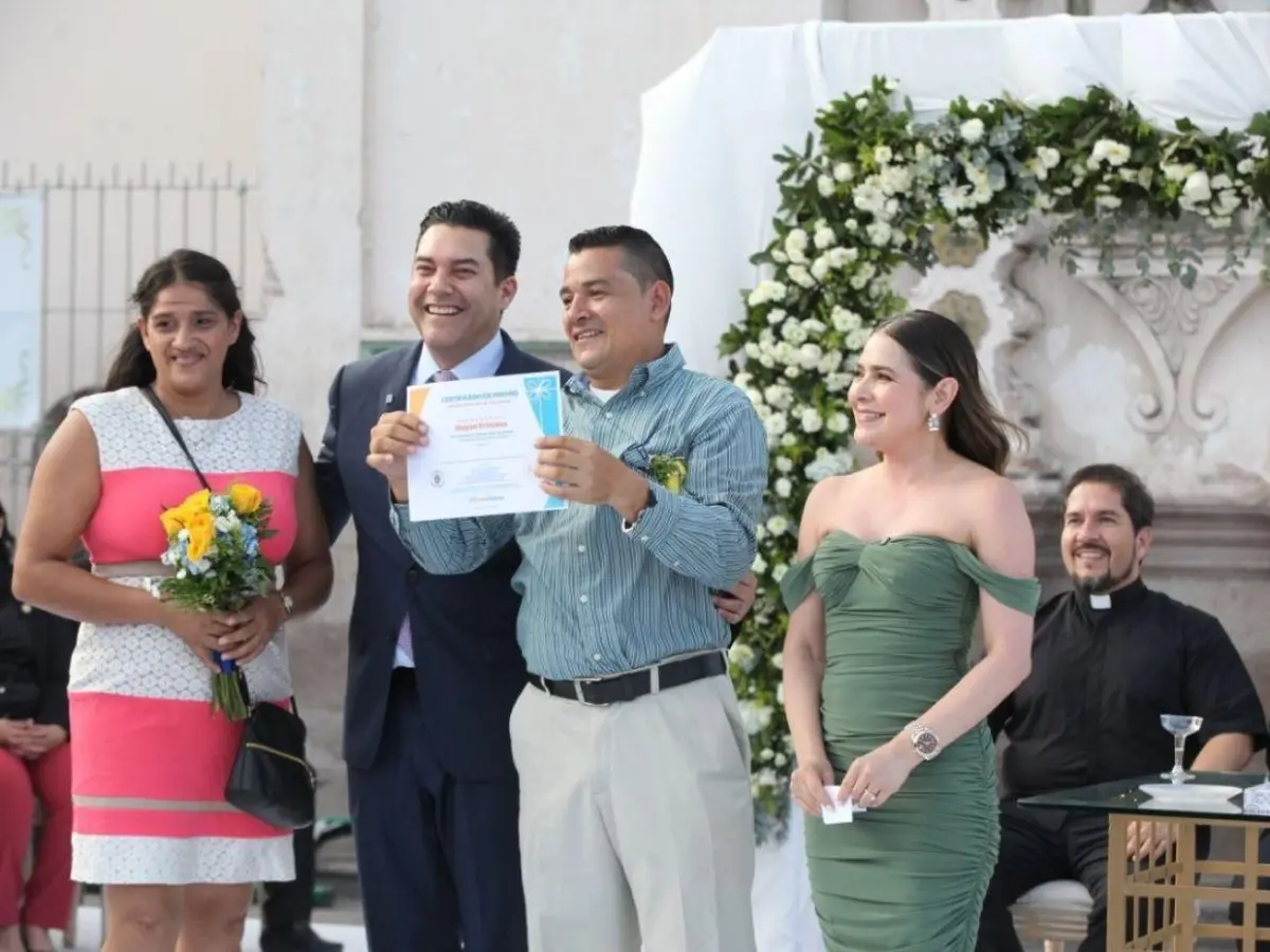 350 parejas dieron el “sí”en la Plaza Los Dolores: la capital se vistió de amor y unión 350 parejas dieron el “sí”en la Plaza Los Dolores: la capital se vistió de amor y unión