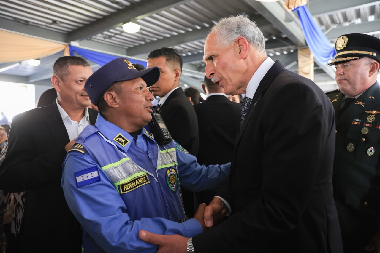 Presidente Asfura ratifica compromiso con una Policía Nacional más moderna, equipada y cercana a los hondureños Presidente Asfura ratifica compromiso con una Policía Nacional más moderna, equipada y cercana a los hondureños