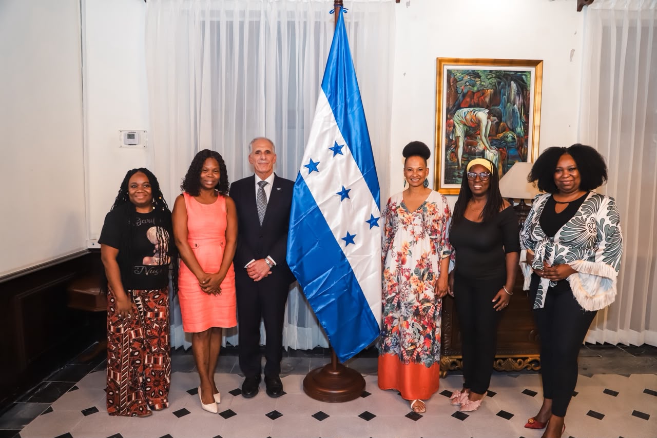 Presidente Asfura recibe propuestas para impulsar el desarrollo económico de las mujeres garífunas Presidente Asfura recibe propuestas para impulsar el desarrollo económico de las mujeres garífunas