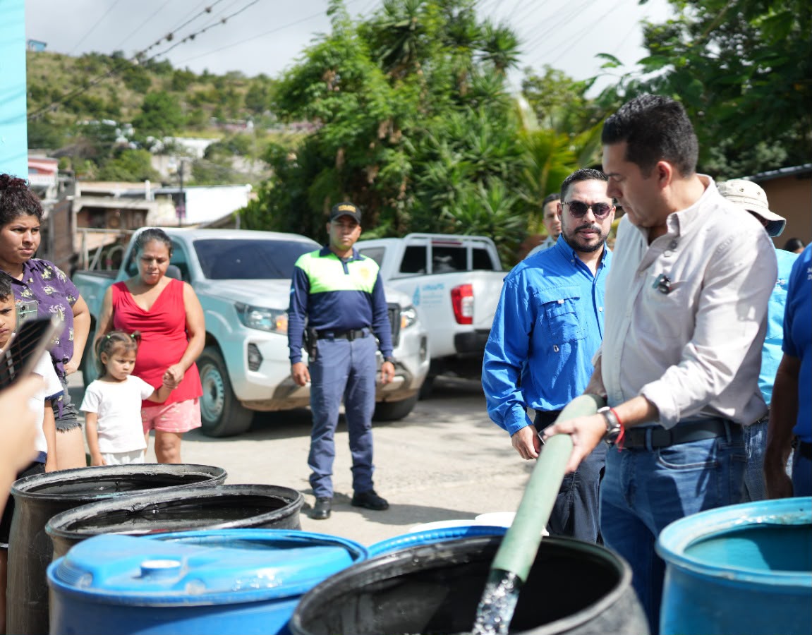 AMDC lleva agua a la colonia José Ángel Ulloa y supera los 3.8 millones de galones distribuidos gratuitamente por la crisis hídrica AMDC lleva agua a la colonia José Ángel Ulloa y supera los 3.8 millones de galones distribuidos gratuitamente por la crisis hídrica