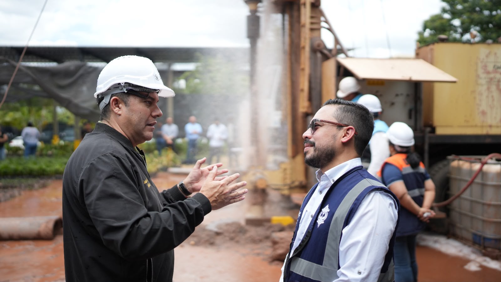 Alcalde Juan Diego Zelaya supervisa hallazgo de agua en pozo de Nave Carías Alcalde Juan Diego Zelaya supervisa hallazgo de agua en pozo de Nave Carías