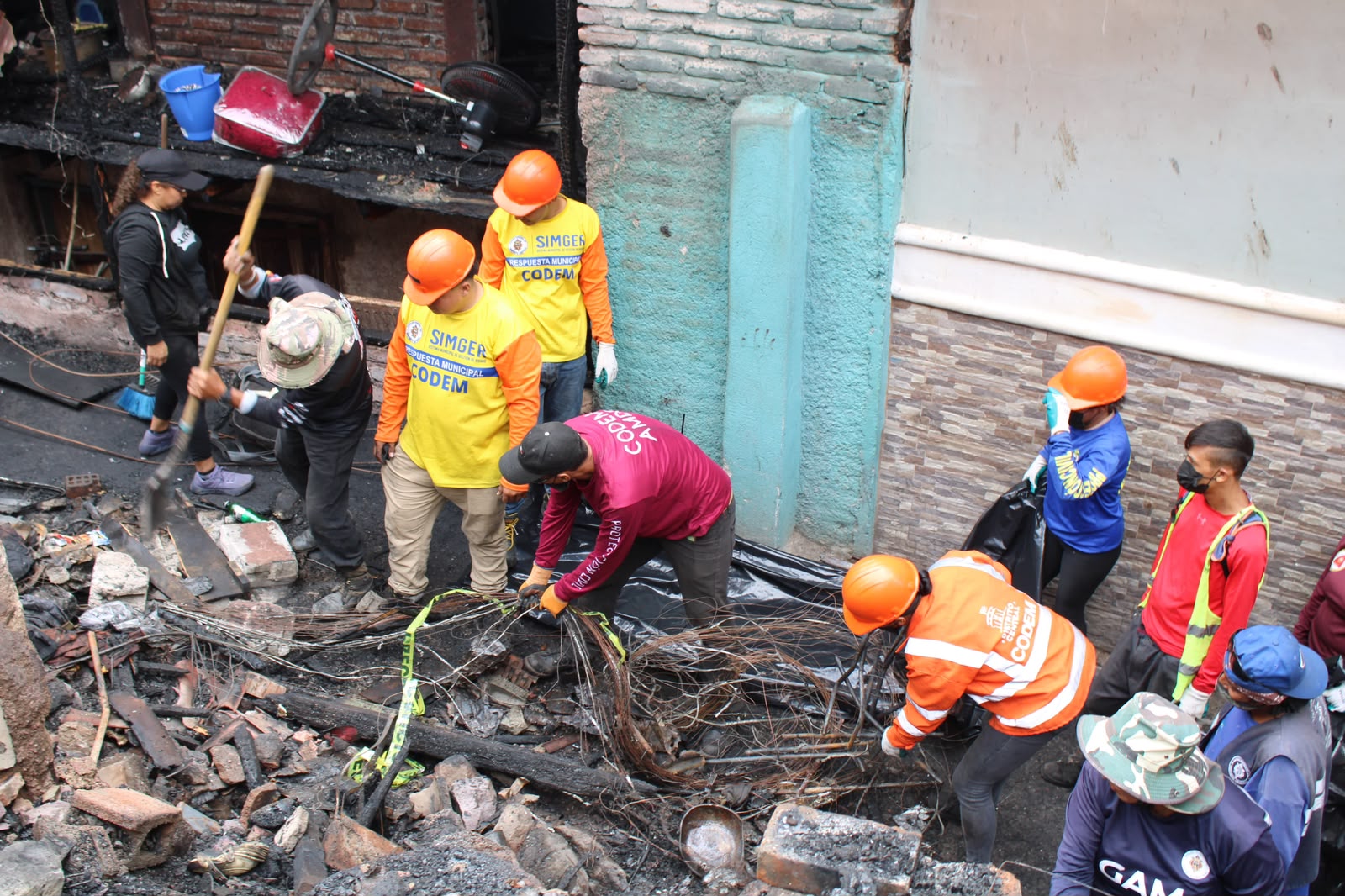 Alcaldía brinda asistencia a familias afectadas por incendio que destruyó seis viviendas en la colonia San Martín Alcaldía brinda asistencia a familias afectadas por incendio que destruyó seis viviendas en la colonia San Martín
