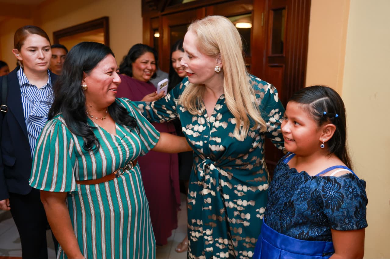 Primera Dama Lissette del Cid de Asfura participa como Invitada de Honor en la cena benéfica “Mujer, Esencia y Legado” de TABITHA REACH Primera Dama Lissette del Cid de Asfura participa como Invitada de Honor en la cena benéfica “Mujer, Esencia y Legado” de TABITHA REACH