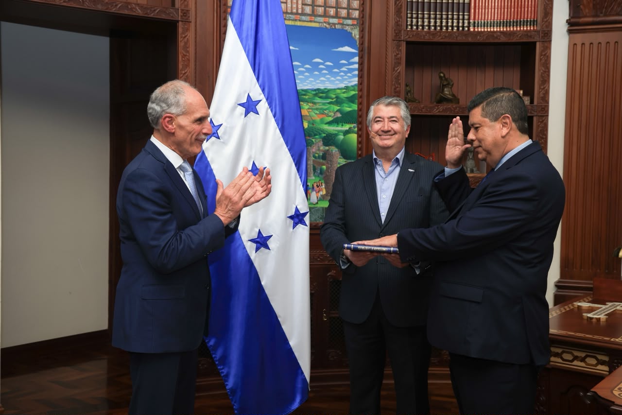 Presidente Asfura juramenta a Héctor Ordóñez como nuevo secretario de Comunicaciones y Estrategia