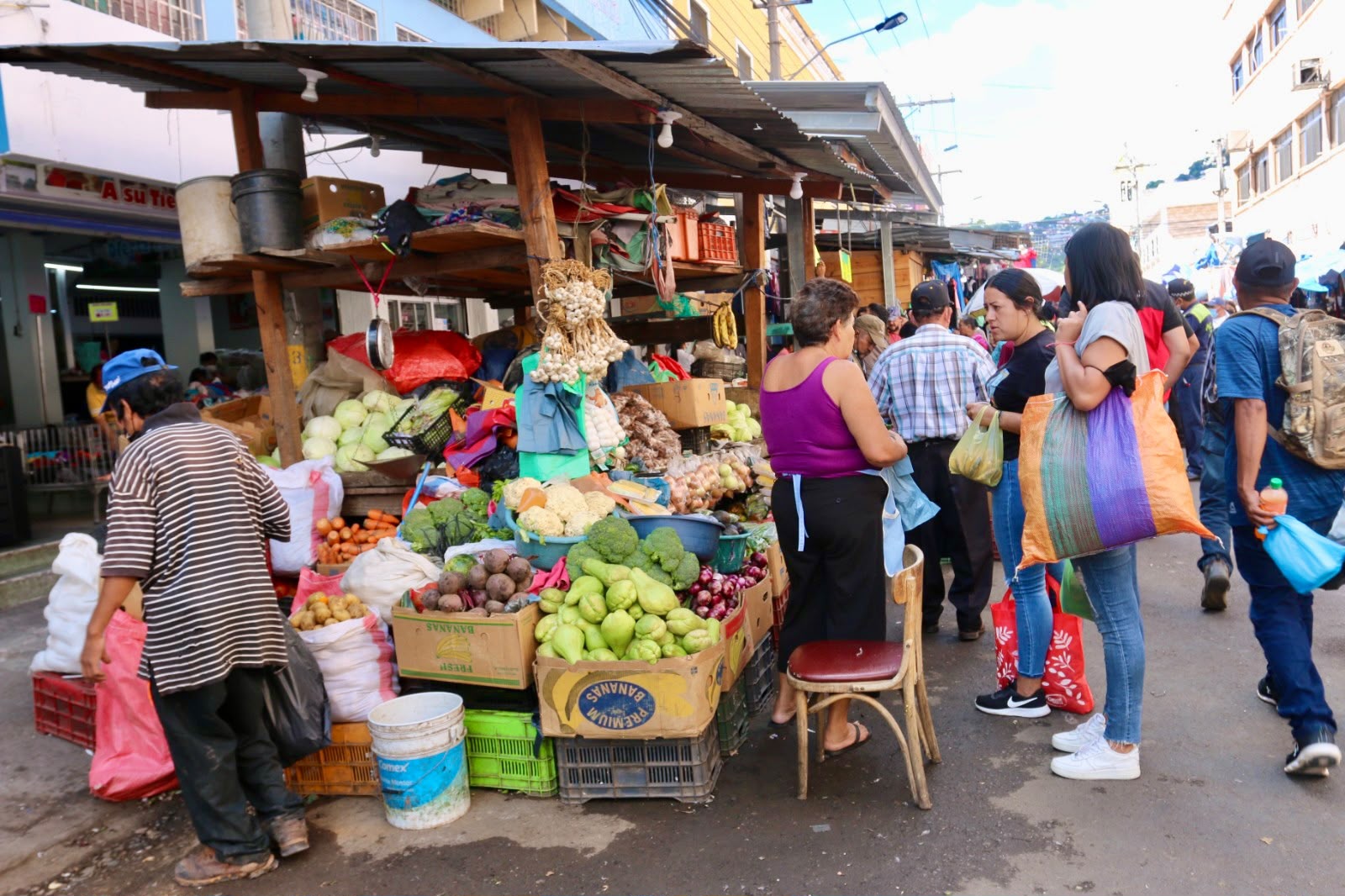AMDC impulsa mejoras y ordenamiento en los 13 mercados municipales de la capital