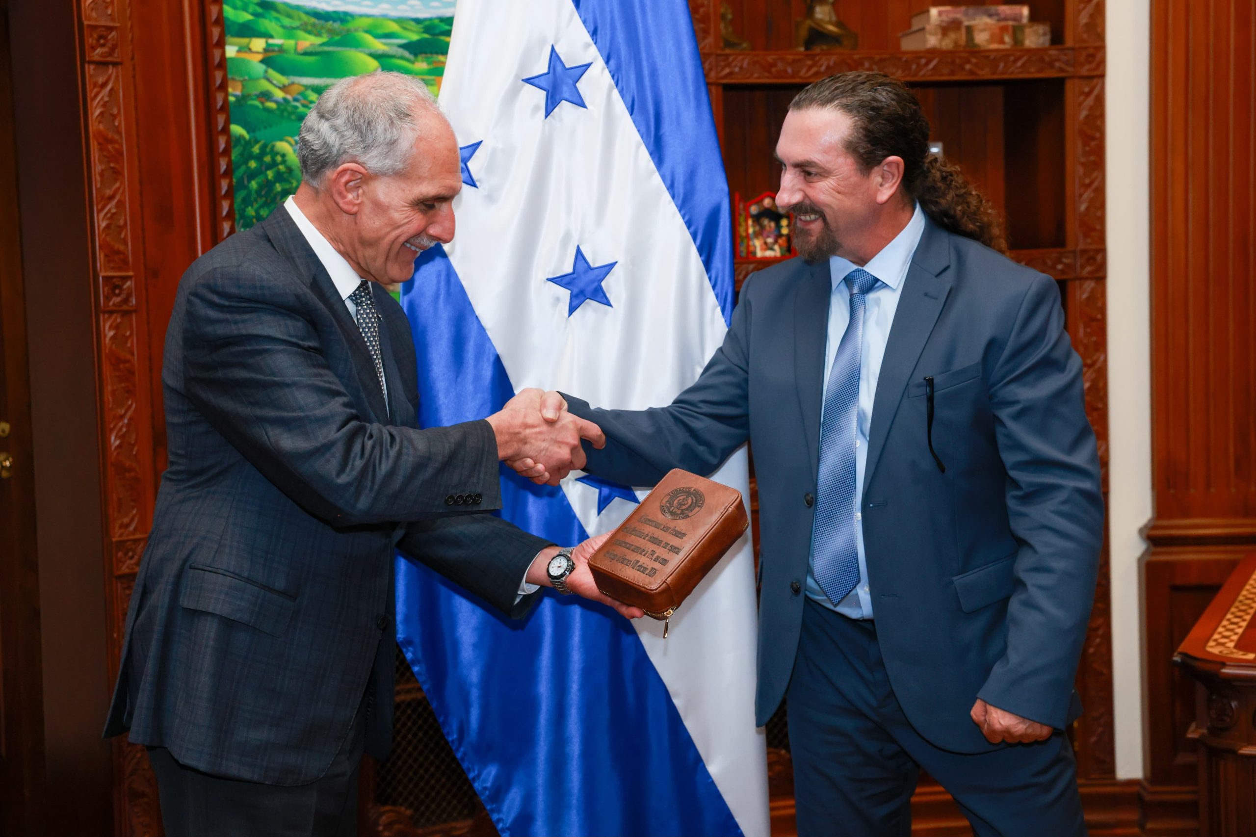 Gobierno del presidente Asfura fortalece alianza con artesanos del tabaco